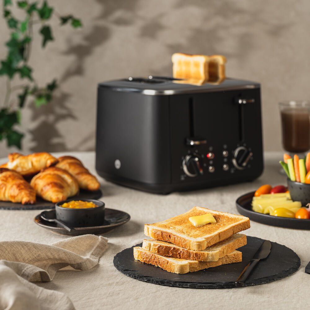 Toaster_Family_TO4B-1600_Environment_Blurry_Sqr.jpg
